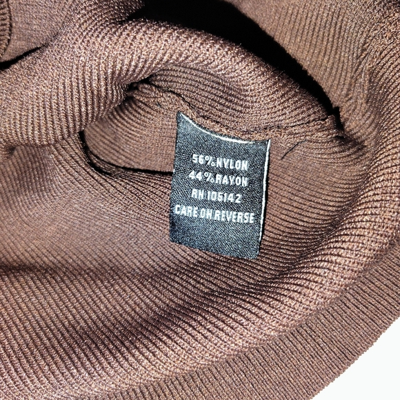 VENINI Elegant V-Neck Sweater with White Embroidery Floral Design - Picture 5 of 5